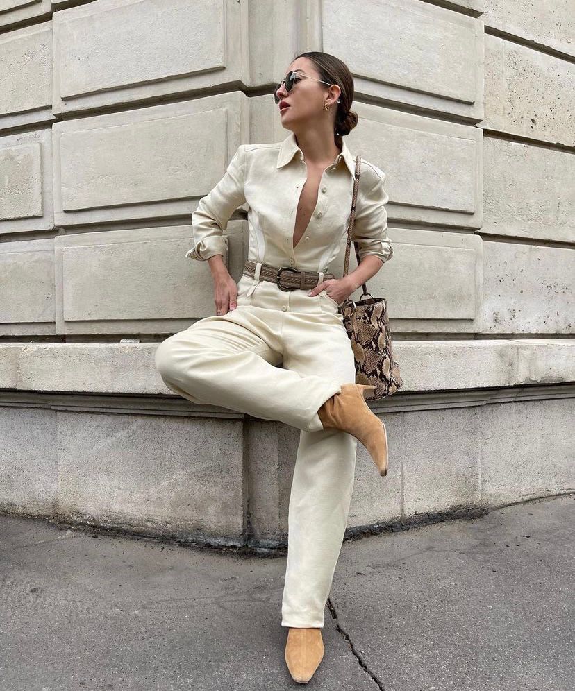 La 'influencer' gallega cuenta con más de 2 millones de seguidores. ¿La razón? Su estilo fresco, minimal y sofisticado. Alexandra, que se mudó a la capital francesa hace unos meses, ha causado auténtica sensación con sus últimos 'outfit' llenos de glamour. Independientemente de la temporada, es una mujer que se adapta a cada campaña o contexto, impulsando 'outfits' extremadamente trabajados y perfectos. Apuesta por mucho vestido y falda, pero Alexandra también opta por ropa casual, incluyendo accesorios más ‘cool’ y exclusivos para elevar esos looks