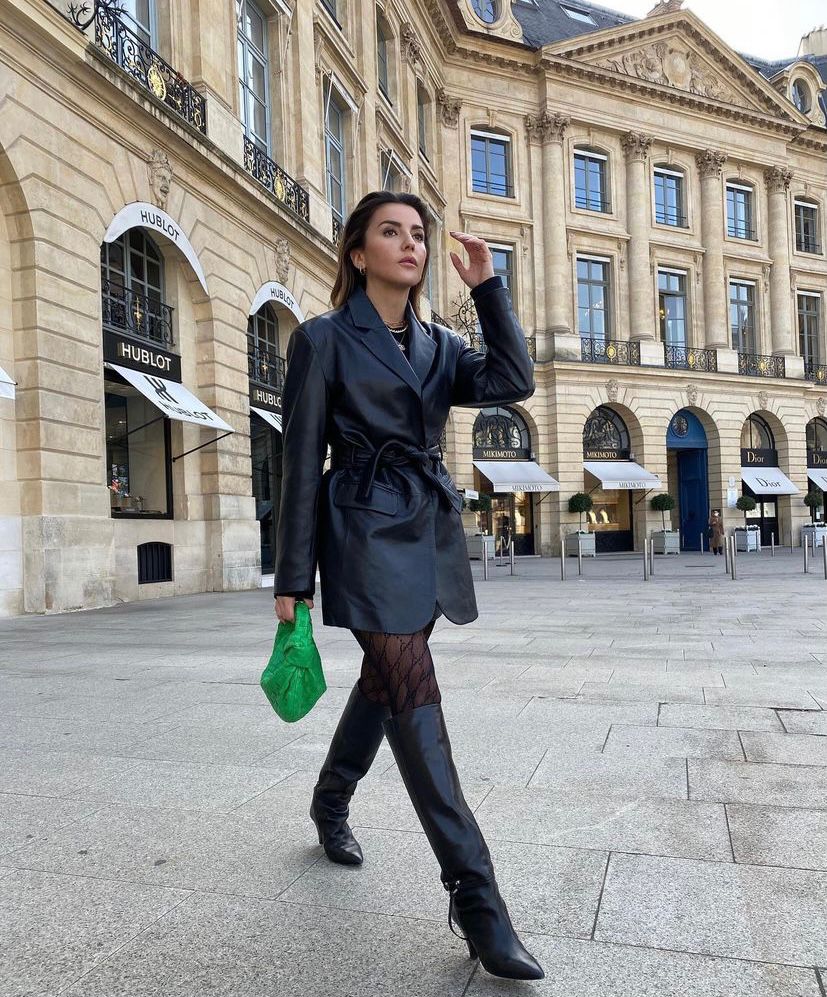 La 'influencer' gallega cuenta con más de 2 millones de seguidores. ¿La razón? Su estilo fresco, minimal y sofisticado. Alexandra, que se mudó a la capital francesa hace unos meses, ha causado auténtica sensación con sus últimos 'outfit' llenos de glamour. Independientemente de la temporada, es una mujer que se adapta a cada campaña o contexto, impulsando 'outfits' extremadamente trabajados y perfectos. Apuesta por mucho vestido y falda, pero Alexandra también opta por ropa casual, incluyendo accesorios más ‘cool’ y exclusivos para elevar esos looks