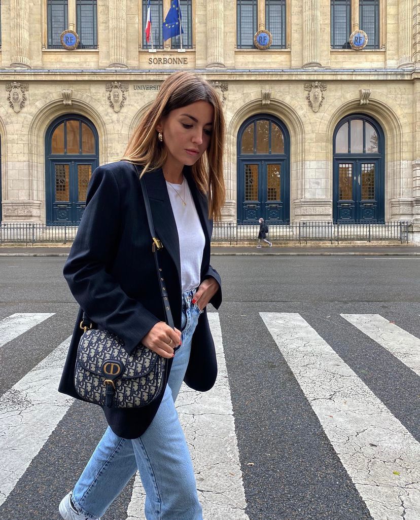 La 'influencer' gallega cuenta con más de 2 millones de seguidores. ¿La razón? Su estilo fresco, minimal y sofisticado. Alexandra, que se mudó a la capital francesa hace unos meses, ha causado auténtica sensación con sus últimos 'outfit' llenos de glamour. Independientemente de la temporada, es una mujer que se adapta a cada campaña o contexto, impulsando 'outfits' extremadamente trabajados y perfectos. Apuesta por mucho vestido y falda, pero Alexandra también opta por ropa casual, incluyendo accesorios más ‘cool’ y exclusivos para elevar esos looks