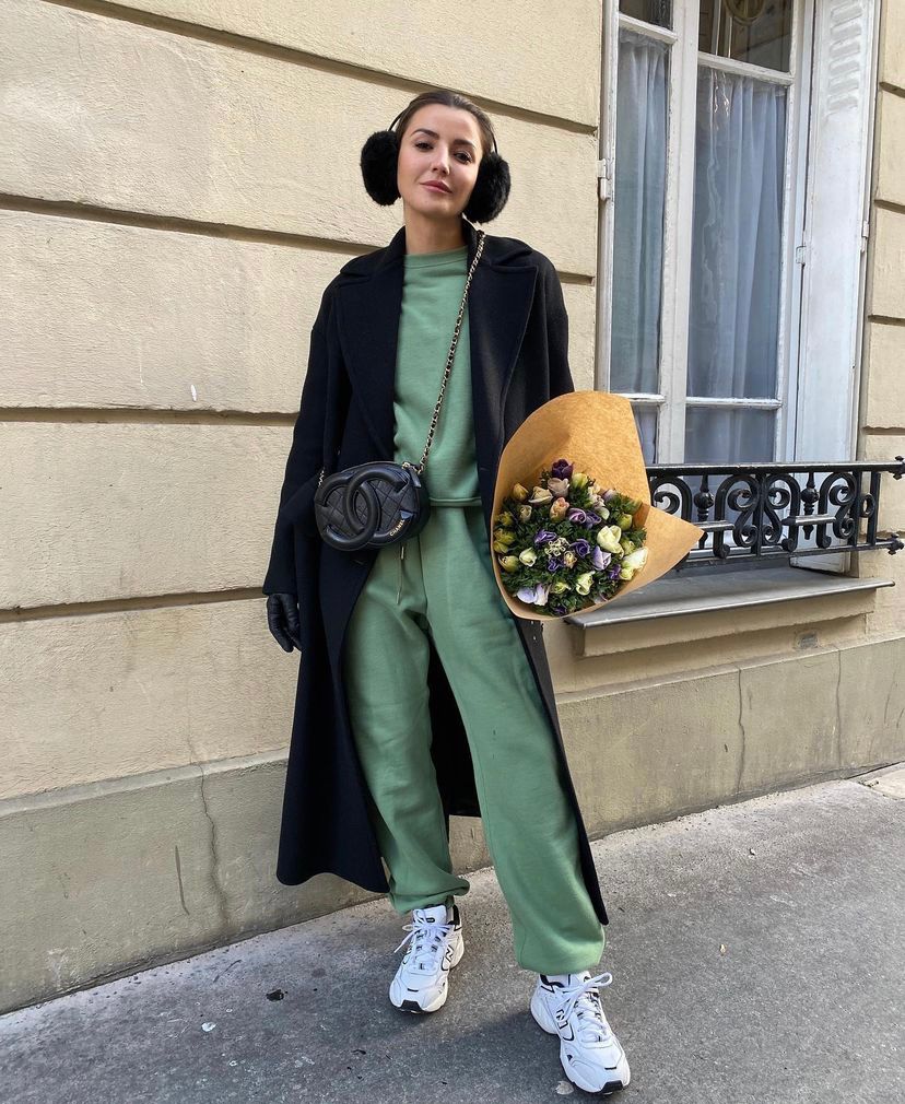 La 'influencer' gallega cuenta con más de 2 millones de seguidores. ¿La razón? Su estilo fresco, minimal y sofisticado. Alexandra, que se mudó a la capital francesa hace unos meses, ha causado auténtica sensación con sus últimos 'outfit' llenos de glamour. Independientemente de la temporada, es una mujer que se adapta a cada campaña o contexto, impulsando 'outfits' extremadamente trabajados y perfectos. Apuesta por mucho vestido y falda, pero Alexandra también opta por ropa casual, incluyendo accesorios más ‘cool’ y exclusivos para elevar esos looks