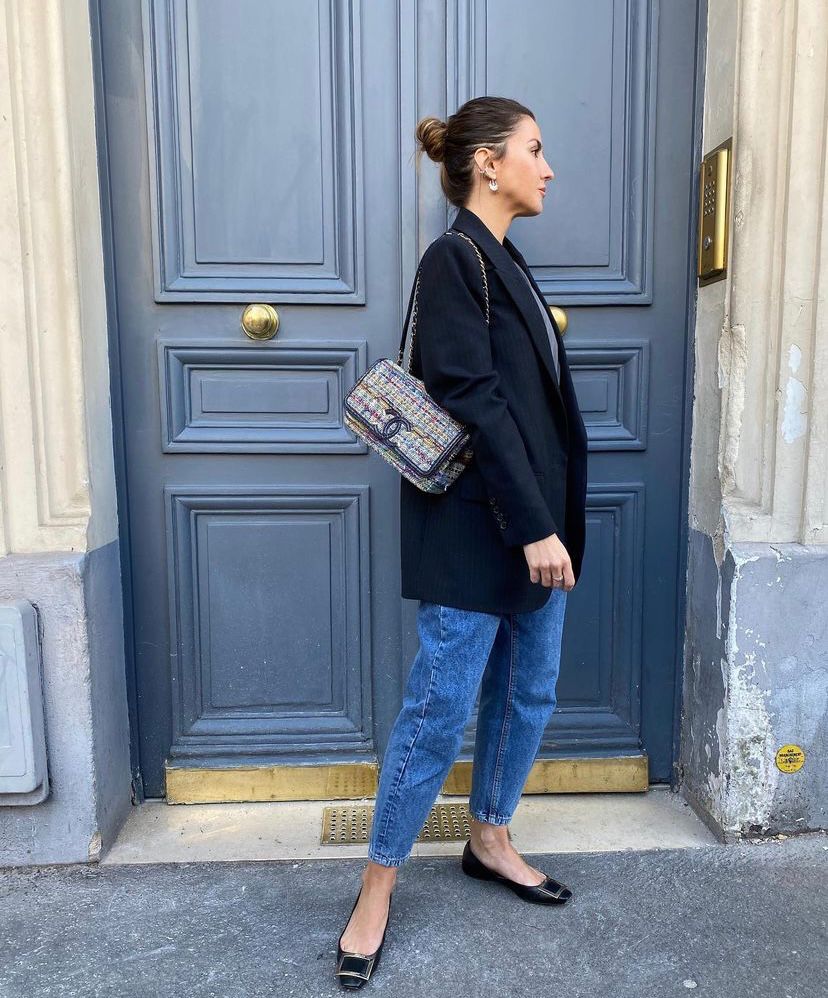 La 'influencer' gallega cuenta con más de 2 millones de seguidores. ¿La razón? Su estilo fresco, minimal y sofisticado. Alexandra, que se mudó a la capital francesa hace unos meses, ha causado auténtica sensación con sus últimos 'outfit' llenos de glamour. Independientemente de la temporada, es una mujer que se adapta a cada campaña o contexto, impulsando 'outfits' extremadamente trabajados y perfectos. Apuesta por mucho vestido y falda, pero Alexandra también opta por ropa casual, incluyendo accesorios más ‘cool’ y exclusivos para elevar esos looks