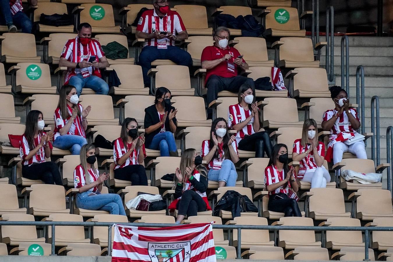 Fotos: Los familiares de los jugadores del Athletic en la Cartuja