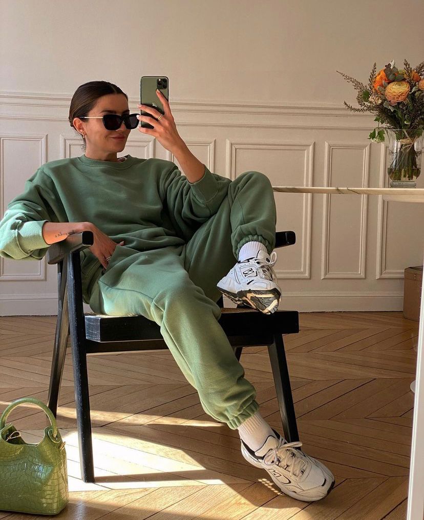 La 'influencer' gallega cuenta con más de 2 millones de seguidores. ¿La razón? Su estilo fresco, minimal y sofisticado. Alexandra, que se mudó a la capital francesa hace unos meses, ha causado auténtica sensación con sus últimos 'outfit' llenos de glamour. Independientemente de la temporada, es una mujer que se adapta a cada campaña o contexto, impulsando 'outfits' extremadamente trabajados y perfectos. Apuesta por mucho vestido y falda, pero Alexandra también opta por ropa casual, incluyendo accesorios más ‘cool’ y exclusivos para elevar esos looks