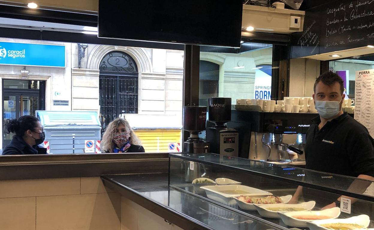 El bar Antonio con sus clientes consumiento fuera del establecimiento 