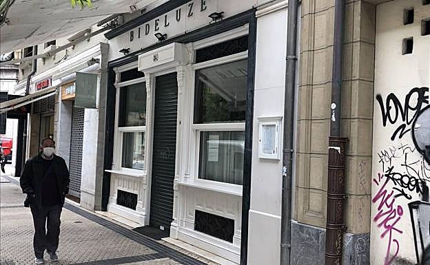 Imagen principal - 1.- Algunos establecimientos sin terraza han opctado por no abrir 2.- Dos clientas en la puerta del bar Antonio sin poder acceder y 3.- El exterior del bar abarrotado de clientes tomando café a media mañana 