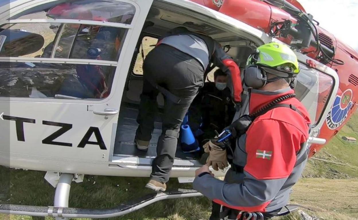 Traslado del trabajador herido al helicóptero.