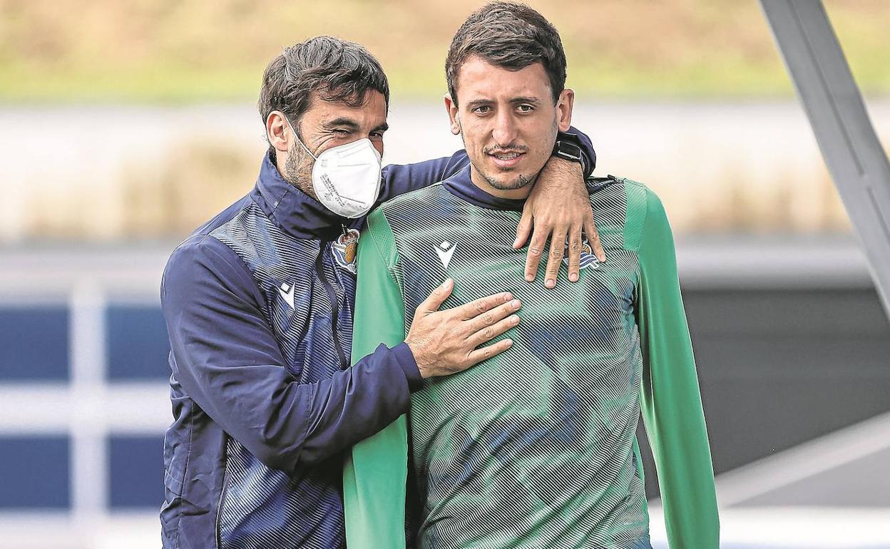 Mikel Oyarzabal con el preparador físico, David Casamichana, durante el entrenamiento de ayer en Zubieta.