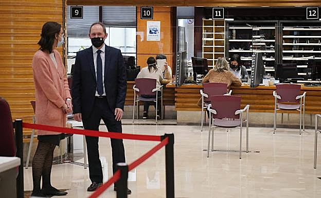 La directora de Hacienda Irune Yarza y el diputado Perona. 