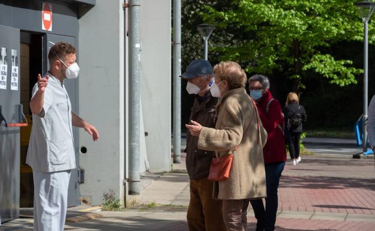 Personas preguntan por la vacunación en Illumbe.