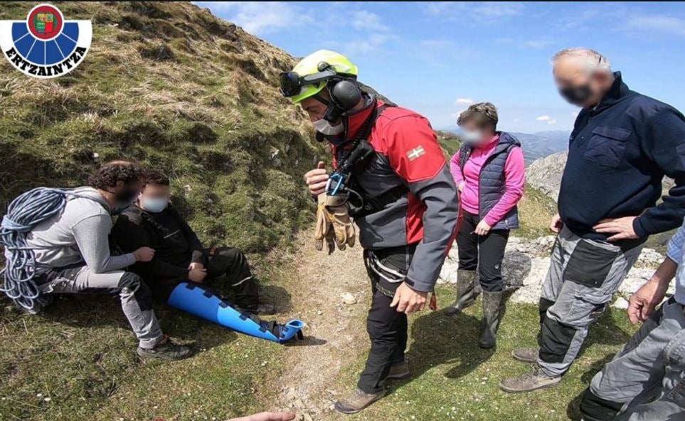 El joven es atendido.