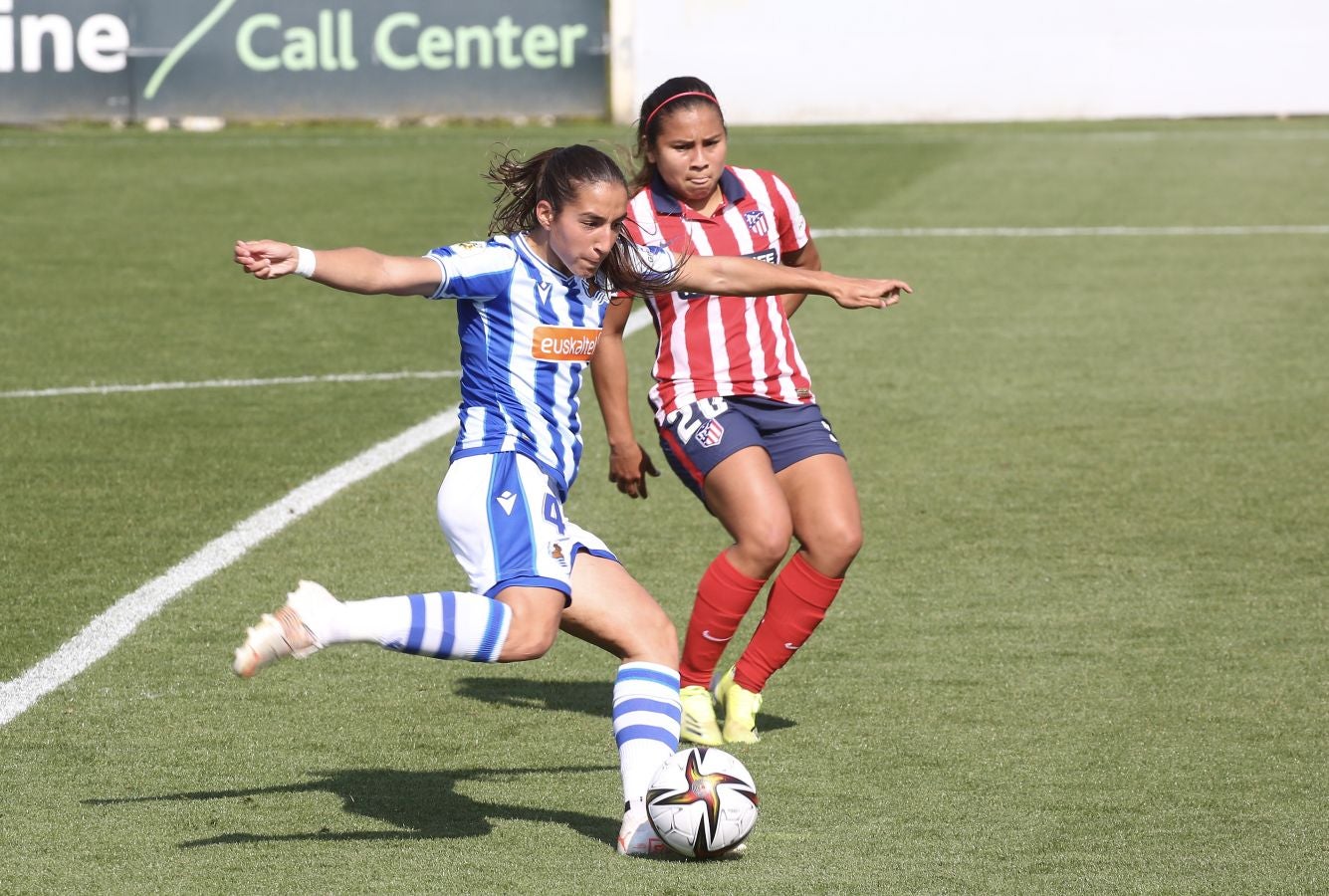Nerea Eizaguirre protege un balón ante dos jugadoras del Atlético de Madrid. 