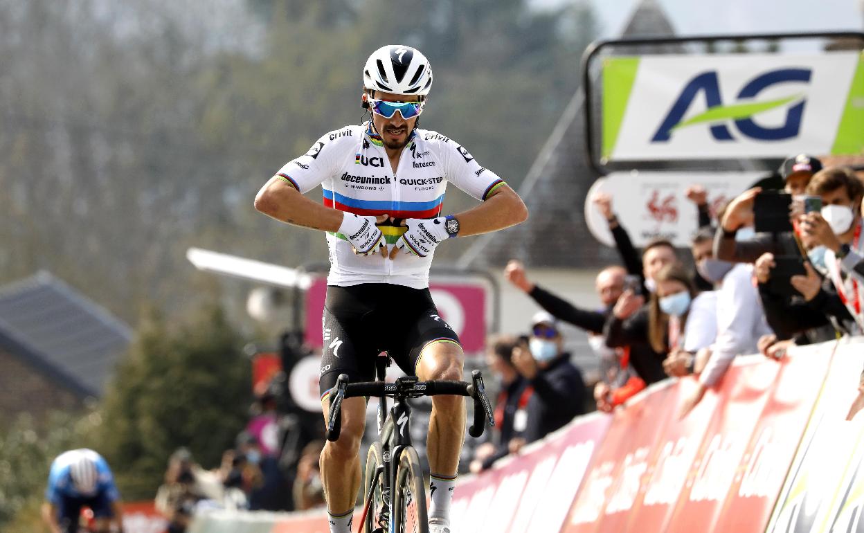 Alaphilippe muestra su maillot arcoíris, este miércoles en el Muro de Huy.
