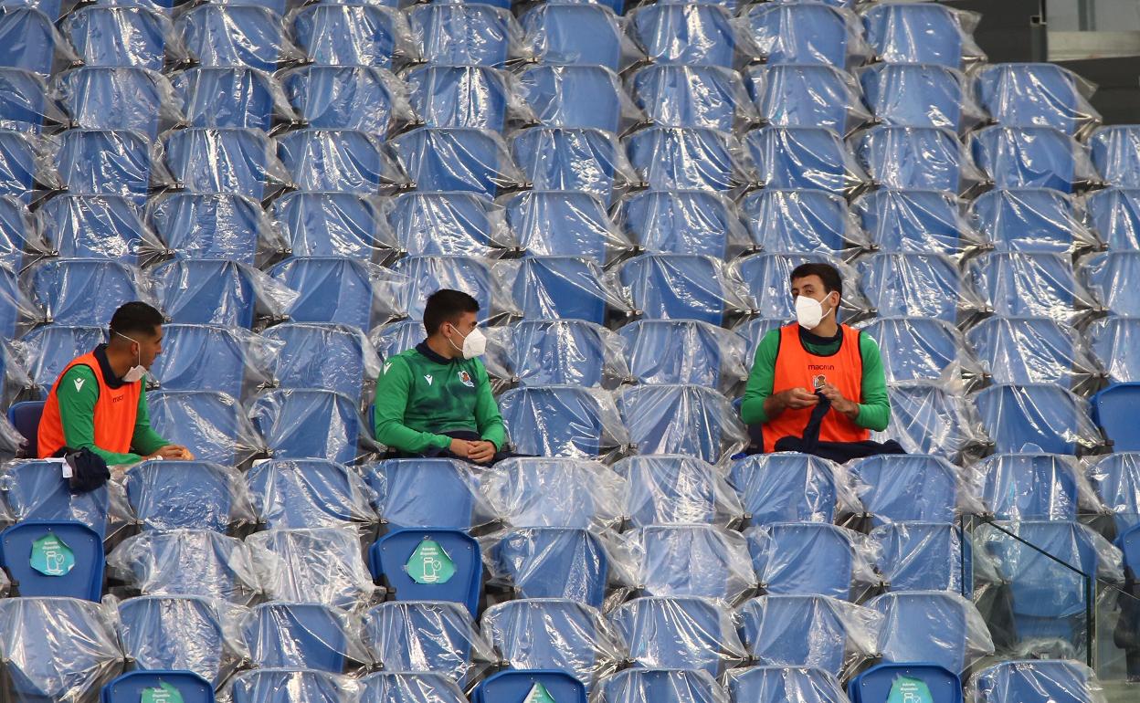 Roberto López, Ander Barrenetxea y Mikel Oyarzabal, en la grada del Reale Arena.