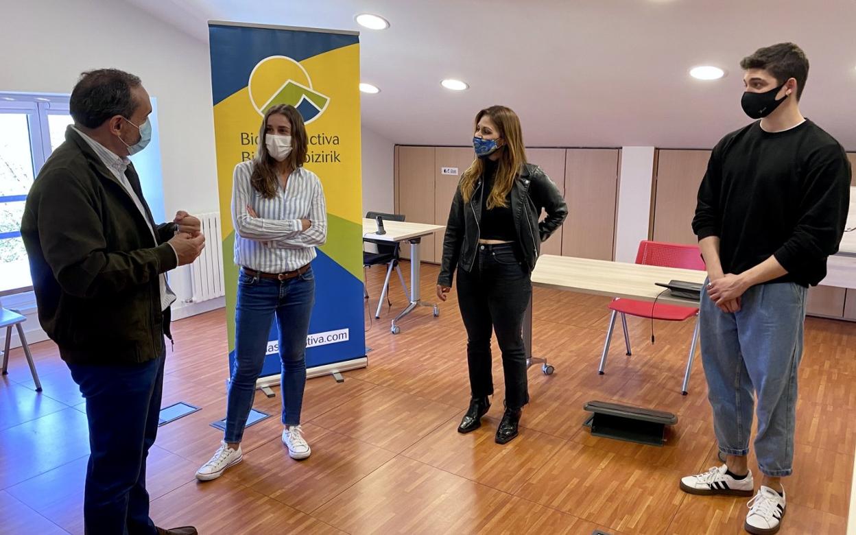 Miguel Ángel Páez y María Serrano, presidente y vicepresidenta de Bidasoa activa, respectivamente, junto a Liliana Bravo y Asier Olaizola, dos de los ganadores de las becas concedidas el pasado año. 