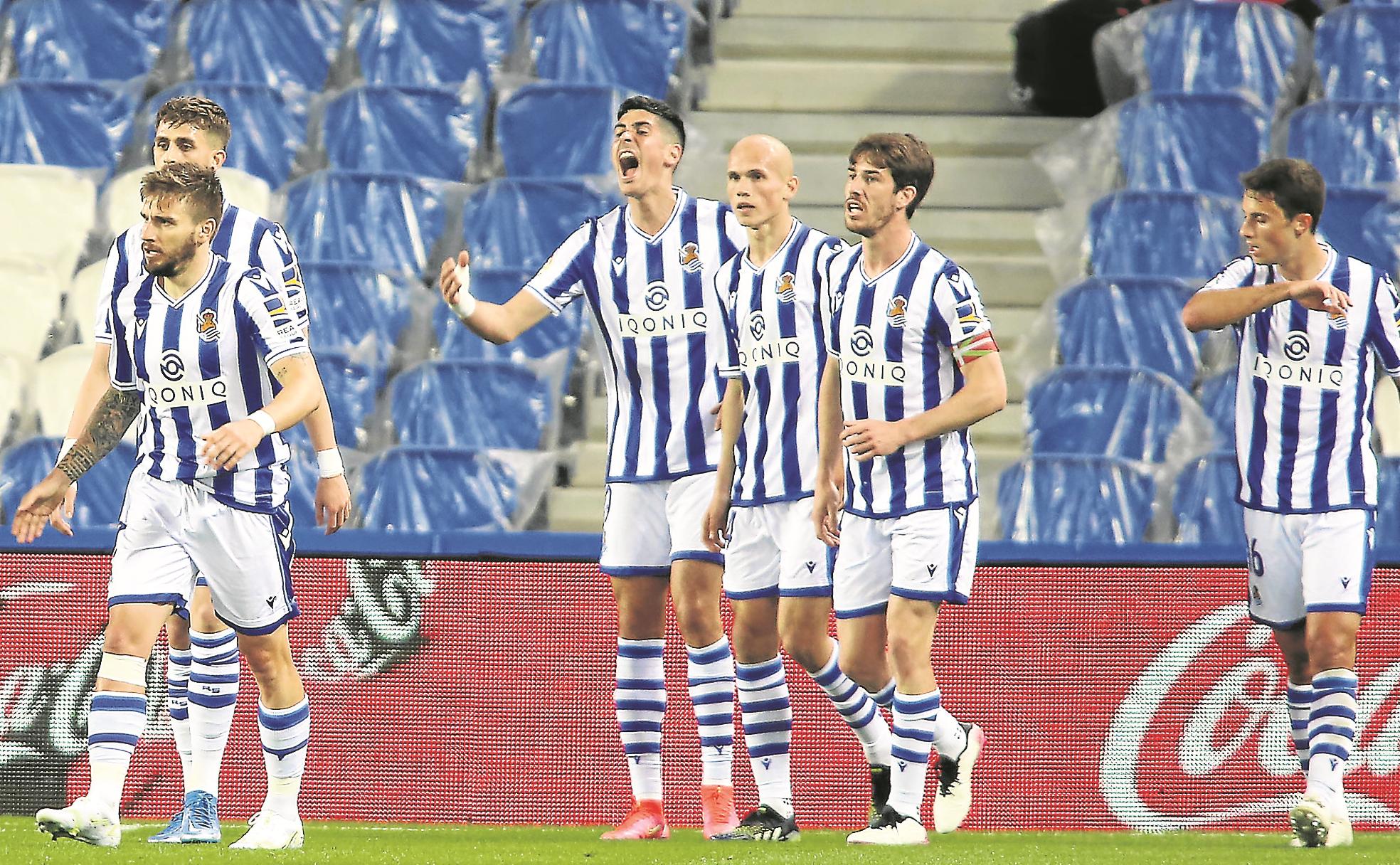 Portu, Januzaj, Carlos Fernández, Guridi, Aritz y Guevara, tras el gol del empate a uno del murciano