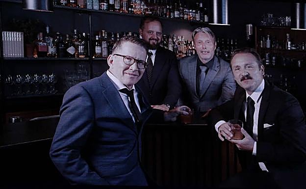 Imagen principal - Los actores de 'Another round' agradecieron su premio colectivo a mejor interpretación del Festival en este vídeo. Frances McDormand yla directora Chloe Zhao,en el vídeo que enviaron a Donostia para presentar 'Nomadland'. Florian Zeller, solo. Anthony Hopkins nopudo venir a presentar 'The Father'.