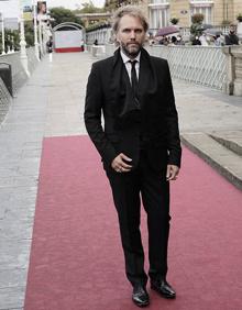 Imagen secundaria 2 - Los actores de 'Another round' agradecieron su premio colectivo a mejor interpretación del Festival en este vídeo. Frances McDormand yla directora Chloe Zhao,en el vídeo que enviaron a Donostia para presentar 'Nomadland'. Florian Zeller, solo. Anthony Hopkins nopudo venir a presentar 'The Father'.