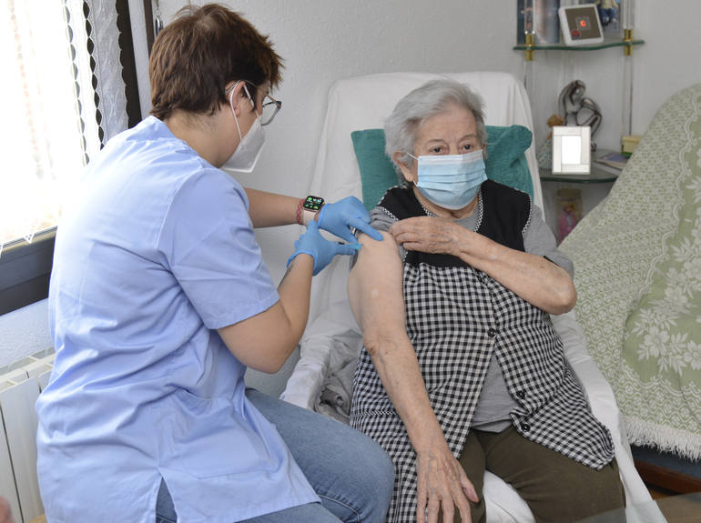 Vacunación Euskadi: Osakidetza comienza a administrar en domicilios las primeras vacunas de Janssen