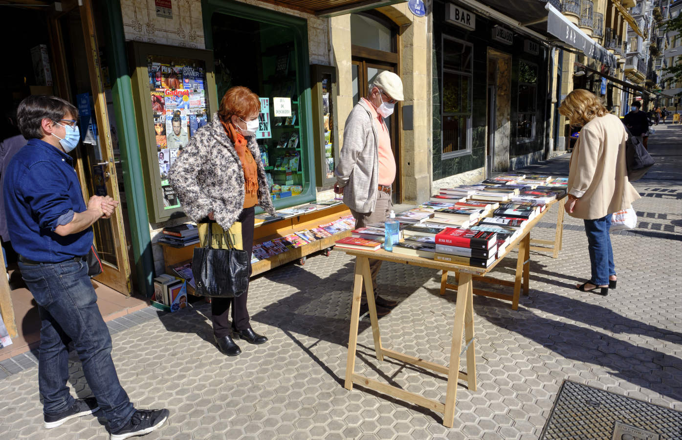 Este 23 de abril ha vuelto a inundarse de literatura con las mesas repletas de libros en todos los establecimientos que han podido sacar a la calle sus libros. 