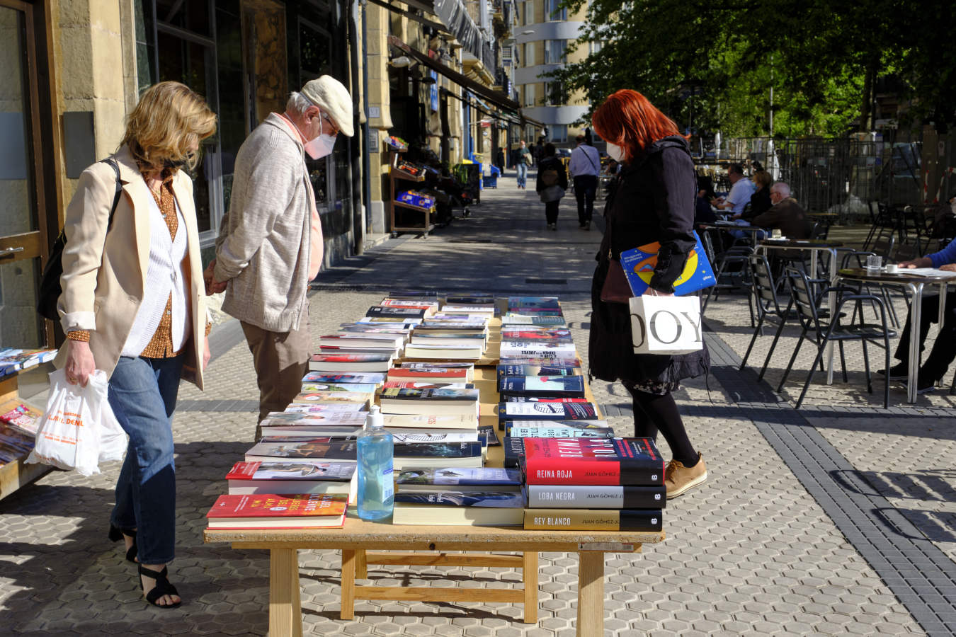 Este 23 de abril ha vuelto a inundarse de literatura con las mesas repletas de libros en todos los establecimientos que han podido sacar a la calle sus libros. 