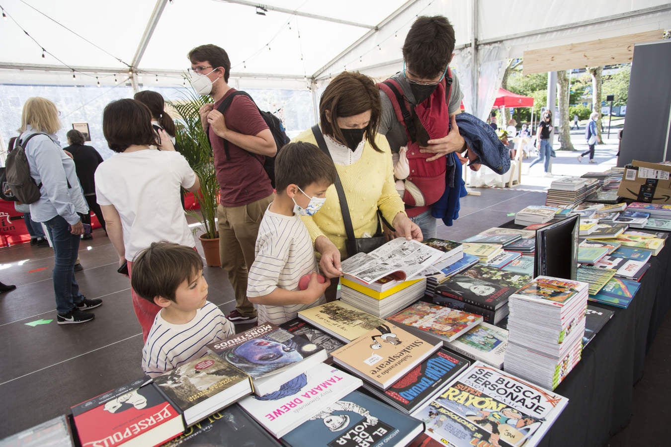 Este 23 de abril ha vuelto a inundarse de literatura con las mesas repletas de libros en todos los establecimientos que han podido sacar a la calle sus libros. 