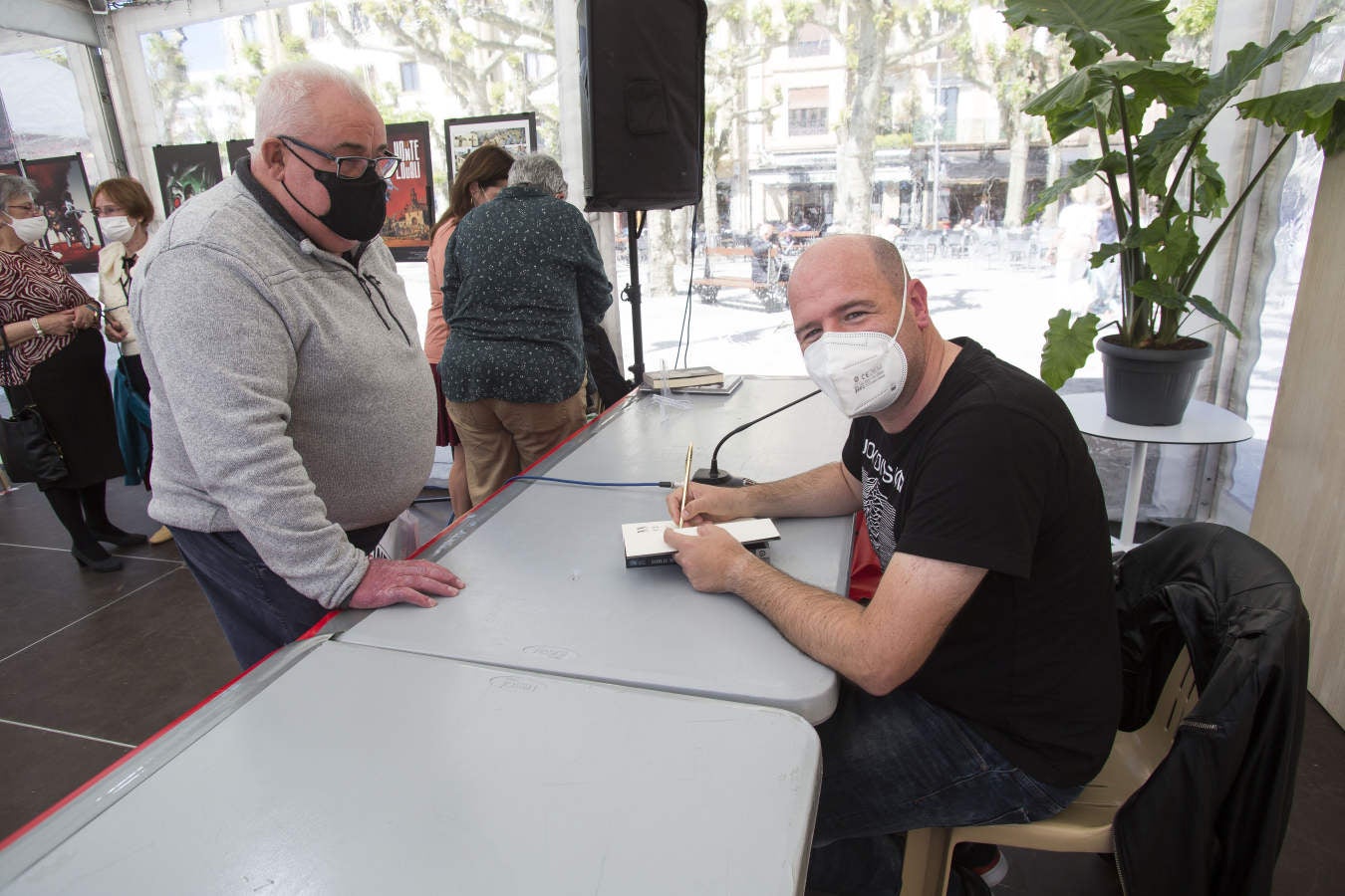 Este 23 de abril ha vuelto a inundarse de literatura con las mesas repletas de libros en todos los establecimientos que han podido sacar a la calle sus libros. 