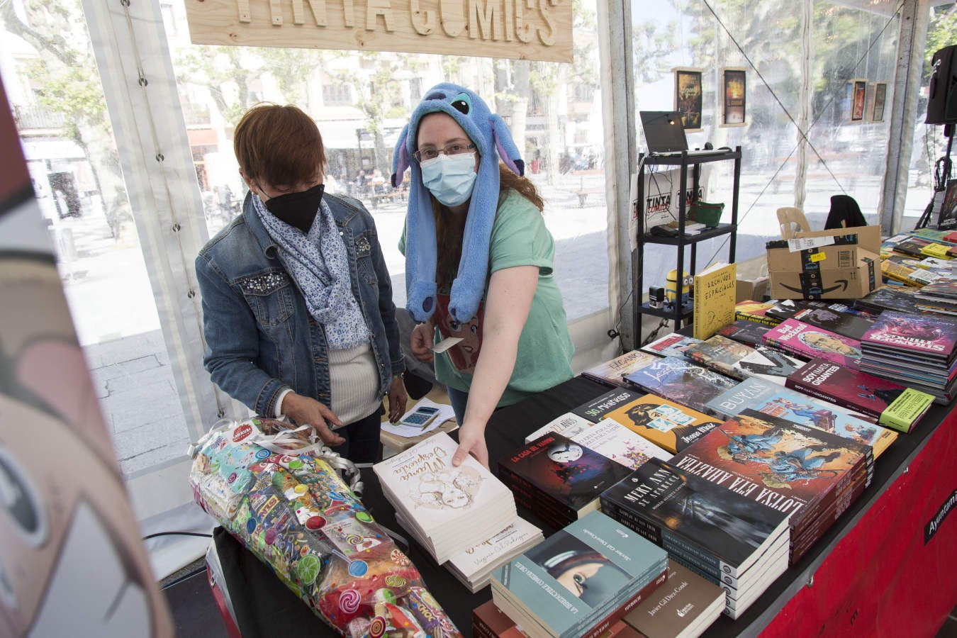 Este 23 de abril ha vuelto a inundarse de literatura con las mesas repletas de libros en todos los establecimientos que han podido sacar a la calle sus libros. 