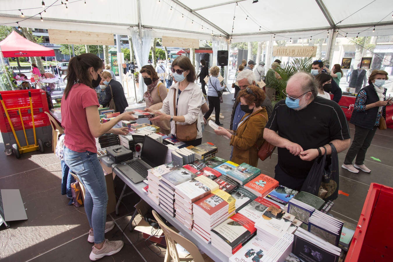 Este 23 de abril ha vuelto a inundarse de literatura con las mesas repletas de libros en todos los establecimientos que han podido sacar a la calle sus libros. 