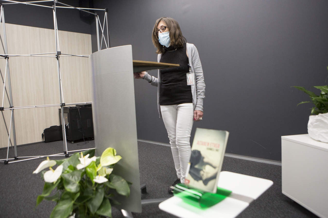 Este 23 de abril ha vuelto a inundarse de literatura con las mesas repletas de libros en todos los establecimientos que han podido sacar a la calle sus libros. 