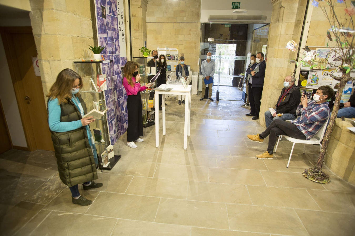 Este 23 de abril ha vuelto a inundarse de literatura con las mesas repletas de libros en todos los establecimientos que han podido sacar a la calle sus libros. 