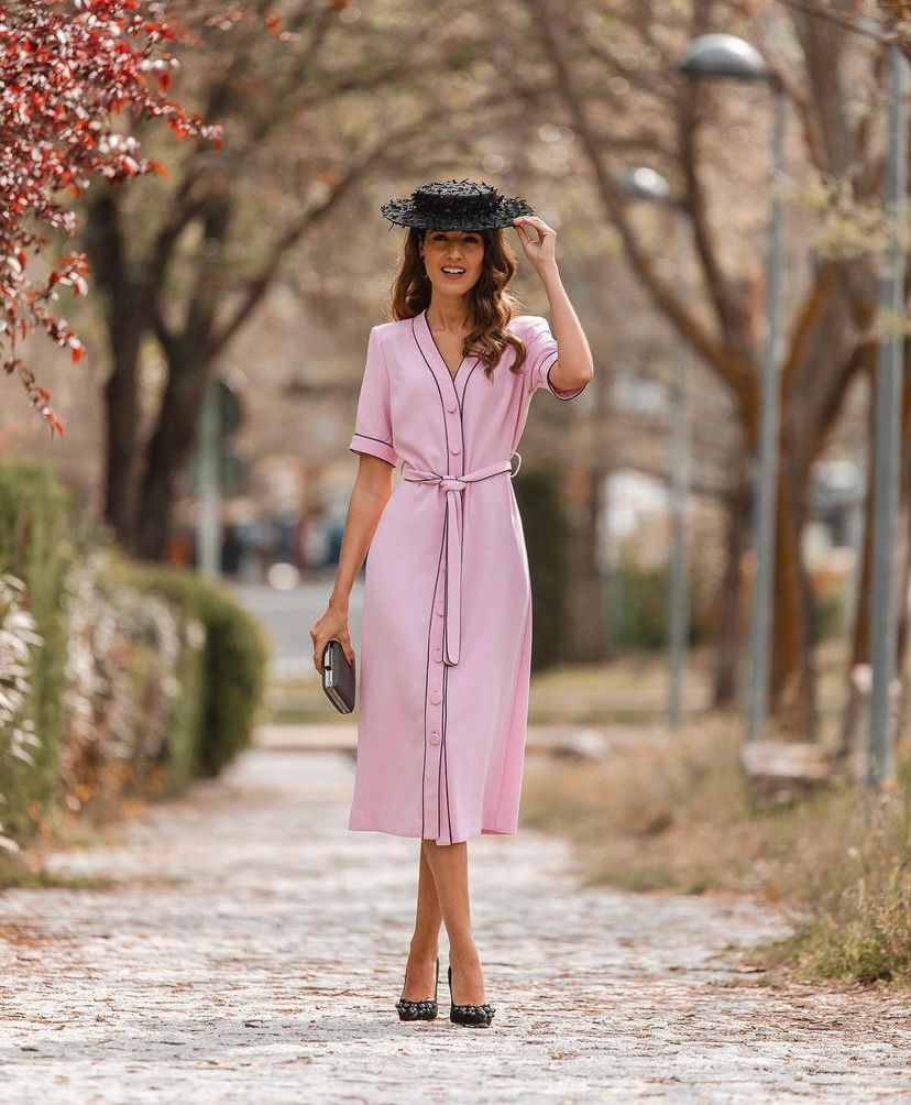 Se acerca el buen tiempo y con él, un sinfín de bodas, bautizos y comuniones. La llamada época de las BBC ya está aquí. Con la llegada de este tipo de eventos comienza la búsqueda del look ideal para estas celebraciones: un vestido de fiesta, mono, zapatos, complementos... Toma nota de estas 20 propuestas que nos muestran Sandra Gómez, con prendas de diferentes estilos, estampados y colores del comercio local Beti Beauty Boutique, y Sandra Majada, editora del perfil Invitada Perfecta, con looks perfectamente conjuntados en su totalidad