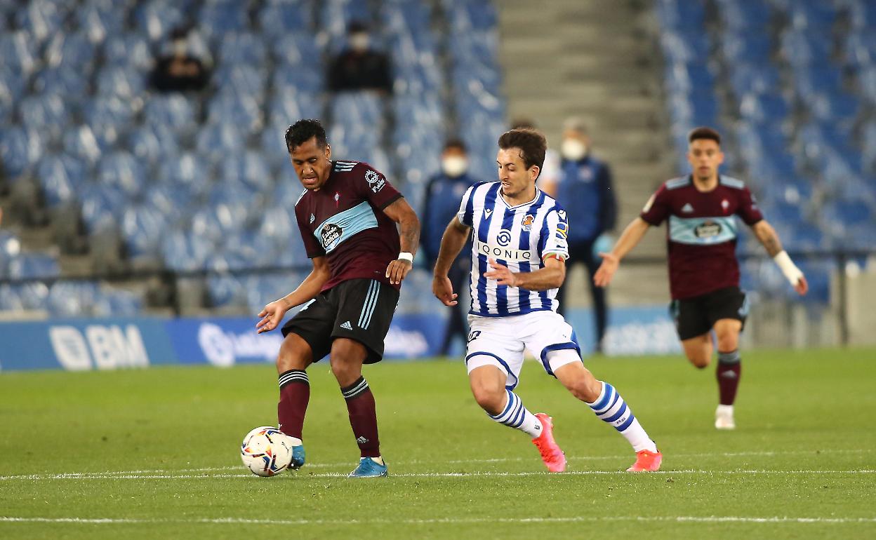 Mikel Oyarzabal presiona a Renato Tapia.