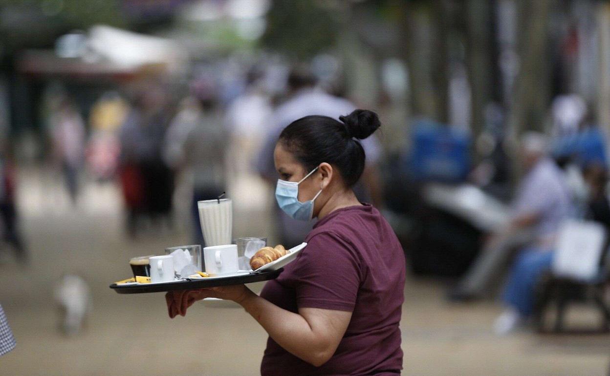 Los servicios siguen sin levantar cabeza por el fuerte impacto del Covid en su actividad
