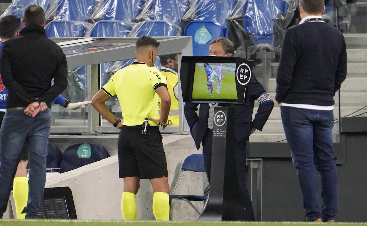 Gil Manzano revisa la acción que acabó con tarjeta amarilla para Aritz Elustondo.