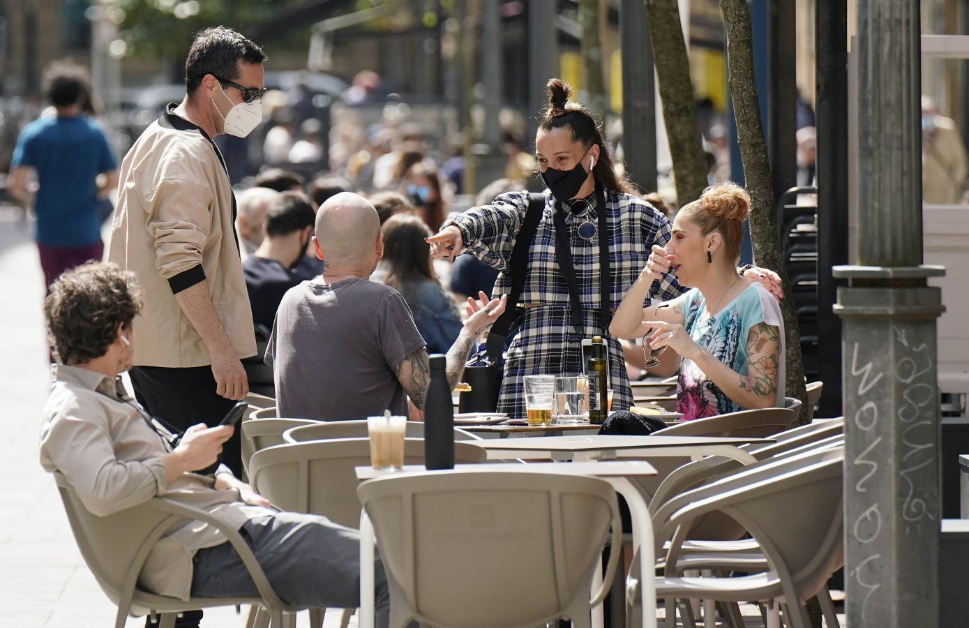 Las terrazas de los bares y las playas han sido las localizaciones favoritas para los donostiarras este sábado.