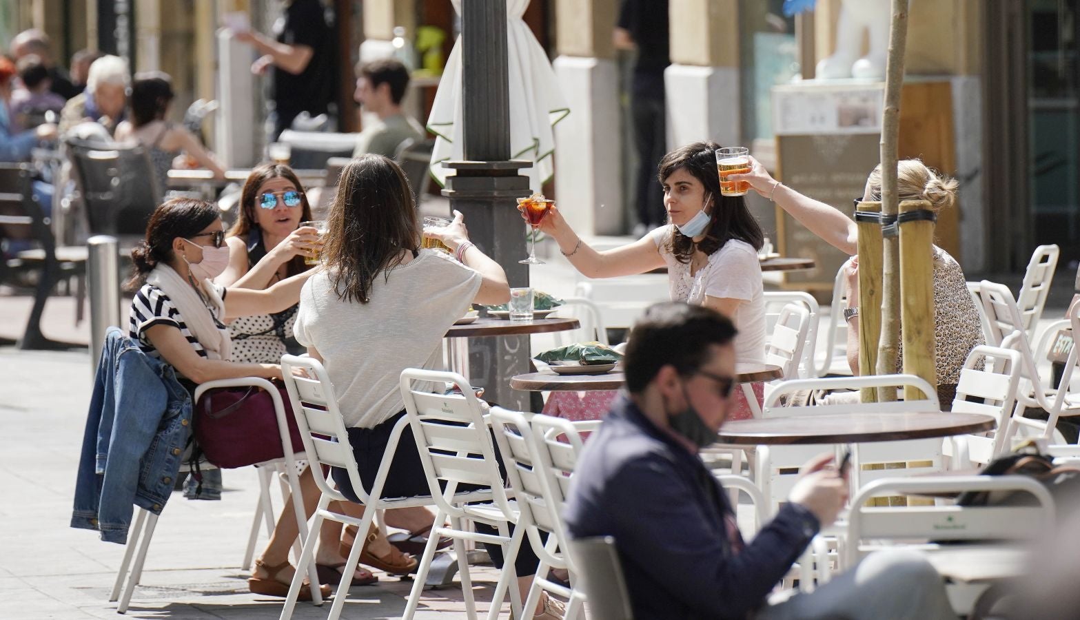 Las terrazas de los bares y las playas han sido las localizaciones favoritas para los donostiarras este sábado.