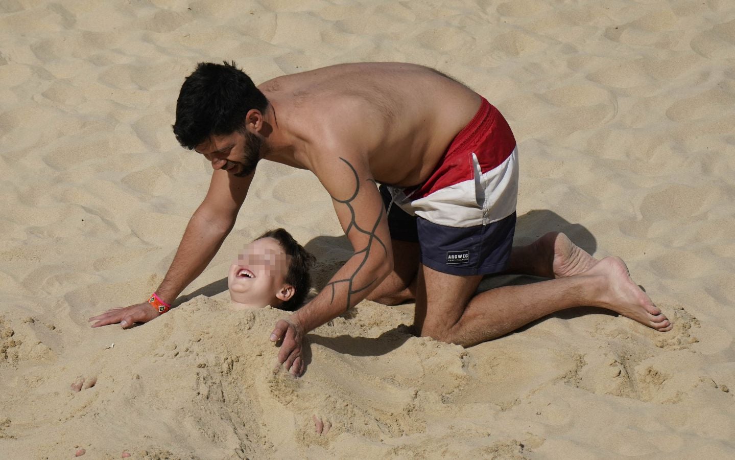 Las terrazas de los bares y las playas han sido las localizaciones favoritas para los donostiarras este sábado.