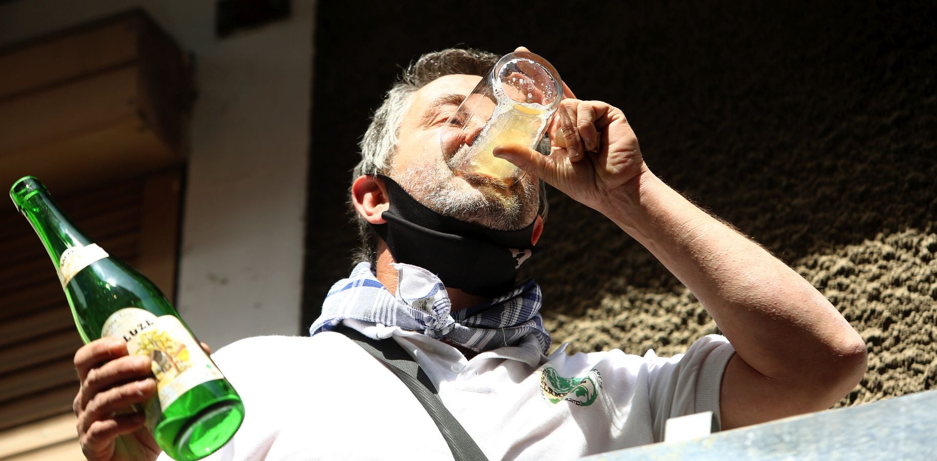 Este sábado se ha celebrado la popular fiesta de Sagardo Eguna de Errenteria en su edición número XXXIII. Debido a la alarma sanitaria, los vecinos han podido coger el vaso y las botellas en la Plaza Xenpelar o en la Alameda Gamón, pero el 'txotx' lo han tenido que hacer en casa.