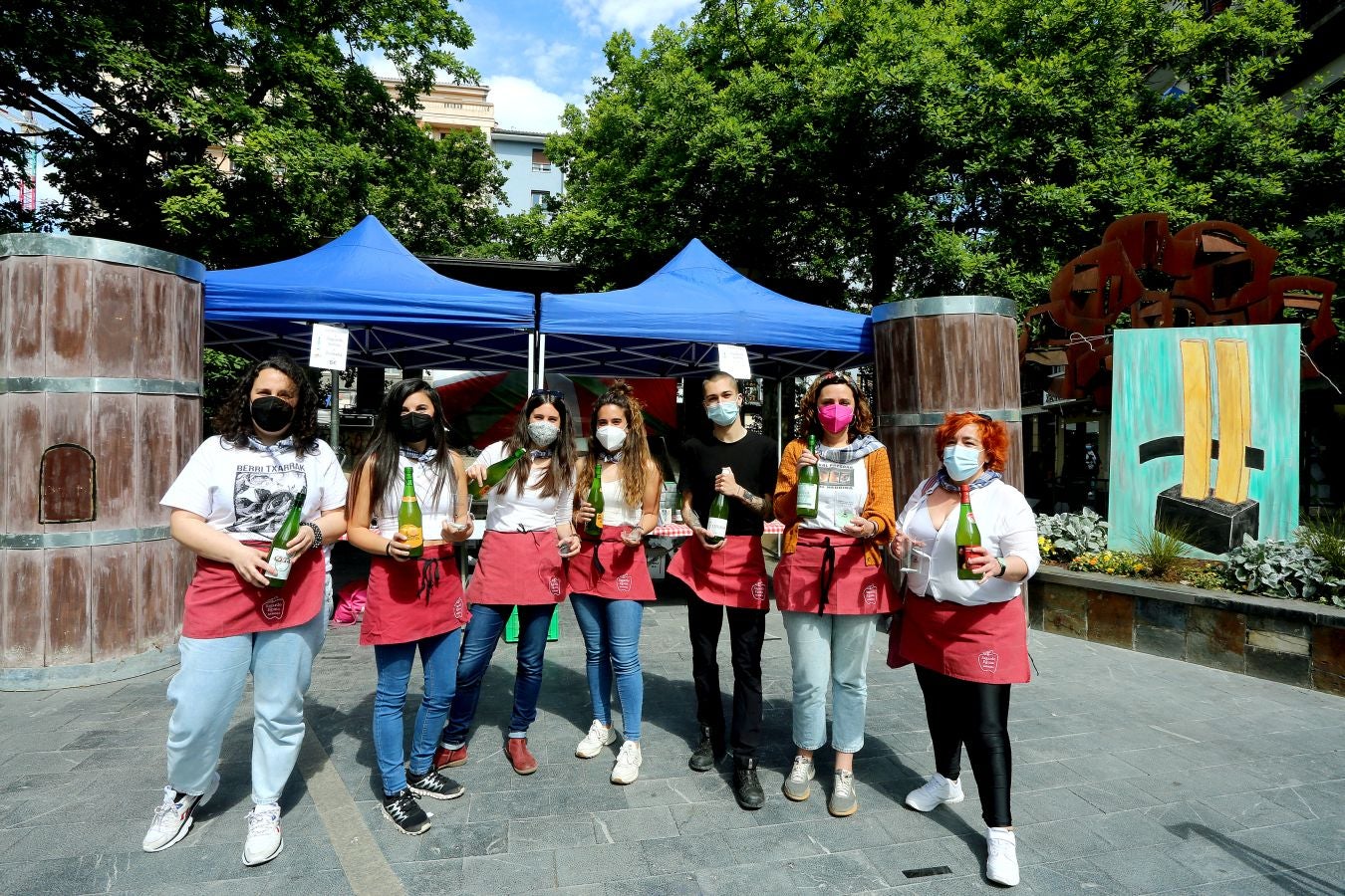 Este sábado se ha celebrado la popular fiesta de Sagardo Eguna de Errenteria en su edición número XXXIII. Debido a la alarma sanitaria, los vecinos han podido coger el vaso y las botellas en la Plaza Xenpelar o en la Alameda Gamón, pero el 'txotx' lo han tenido que hacer en casa.
