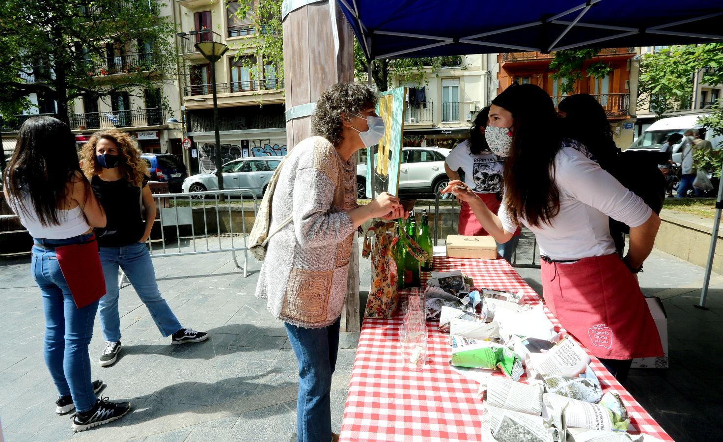 Este sábado se ha celebrado la popular fiesta de Sagardo Eguna de Errenteria en su edición número XXXIII. Debido a la alarma sanitaria, los vecinos han podido coger el vaso y las botellas en la Plaza Xenpelar o en la Alameda Gamón, pero el 'txotx' lo han tenido que hacer en casa.