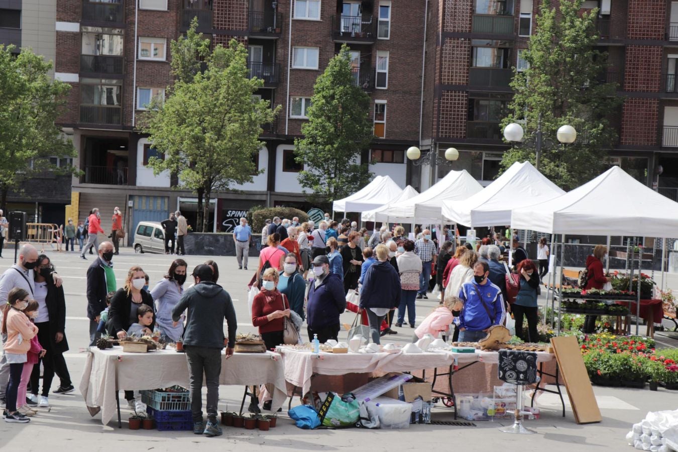 Los lasarteoriotarras han acudido esta mañana a Andatza plaza que ha acogido esta mañana una edición especial de la Feria de Flores y Plantas de Lasarte-Oria