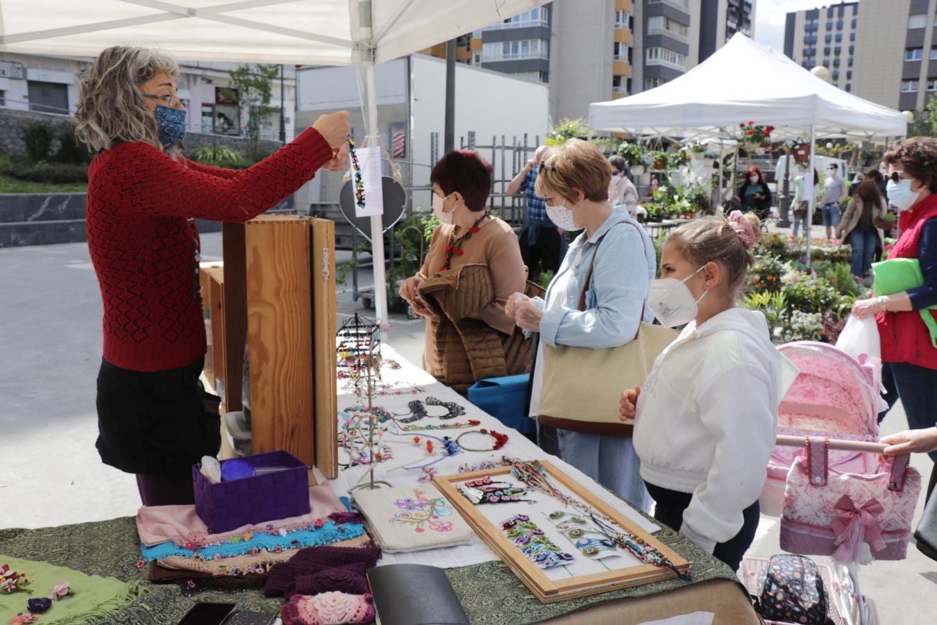 Los lasarteoriotarras han acudido esta mañana a Andatza plaza que ha acogido esta mañana una edición especial de la Feria de Flores y Plantas de Lasarte-Oria.