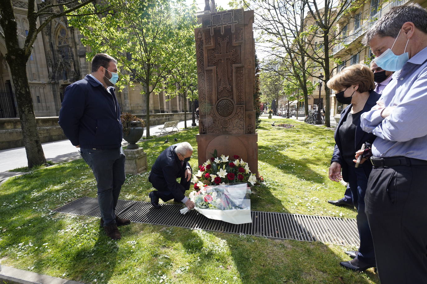 Acto junto al 'jachkar' ubicado en los jardines del Buen Pastor de Donostia.