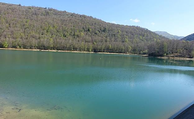 El verde turquesa predomina en el embalse de Lareo. Buzón de Sarastarri.