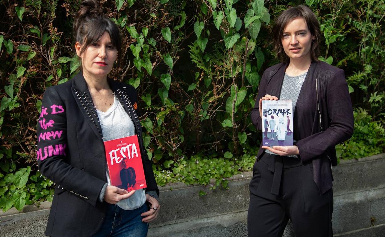 Jasone Osoro eta Oihana Iguaran, bi-bien liburuen aurkezpenean. 