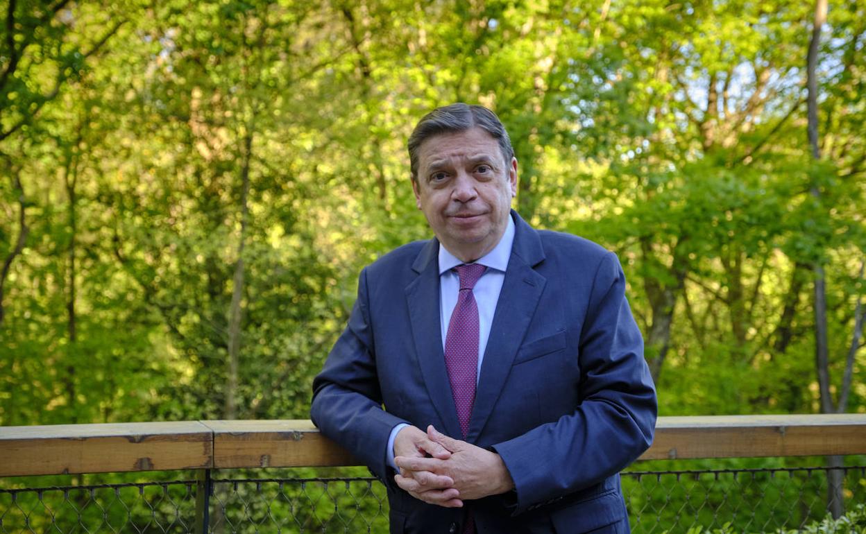 El ministro Luis Planas, en la terraza del hotel donde se realizó la entrevista, en Miramon. 