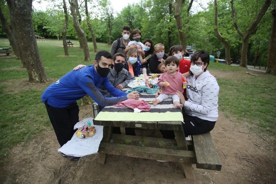 El Covid-19 no ha frenado las ganas de los los bidasotarras de celebrar el día de las Opillas, San Marcos para el resto de la población. Aunque las actuales medidas restrictivas no han permitido bendecir las Opillas, son muchos los que han aprovechado el buen tiempo para salir y disfrutar del deseado dulce en compañía de la familia. 