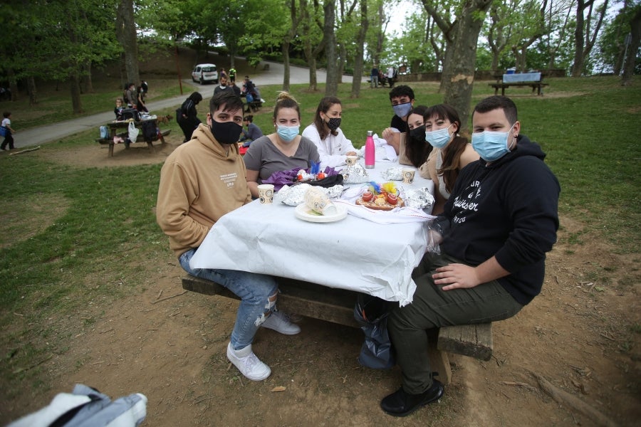 El Covid-19 no ha frenado las ganas de los los bidasotarras de celebrar el día de las Opillas, San Marcos para el resto de la población. Aunque las actuales medidas restrictivas no han permitido bendecir las Opillas, son muchos los que han aprovechado el buen tiempo para salir y disfrutar del deseado dulce en compañía de la familia. 