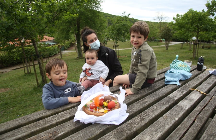 El Covid-19 no ha frenado las ganas de los los bidasotarras de celebrar el día de las Opillas, San Marcos para el resto de la población. Aunque las actuales medidas restrictivas no han permitido bendecir las Opillas, son muchos los que han aprovechado el buen tiempo para salir y disfrutar del deseado dulce en compañía de la familia. 