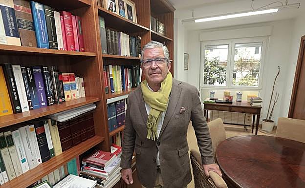 El abogado penalista Eduardo Bolea, en su despacho de San Sebastián. 
